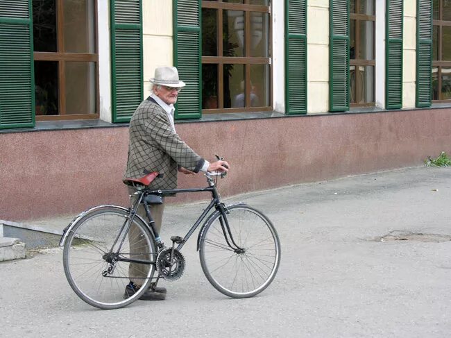 дедушка на велосипеде. старичок на велосипеде. пожилой мужчина на велосипеде. дед и внук.
