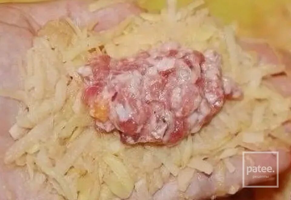 Картошка мясной фарш. Фарш и натертый картофель. фарш с тертым картофелем. тертый картофель с фаршем. картошка на терке с фаршем.