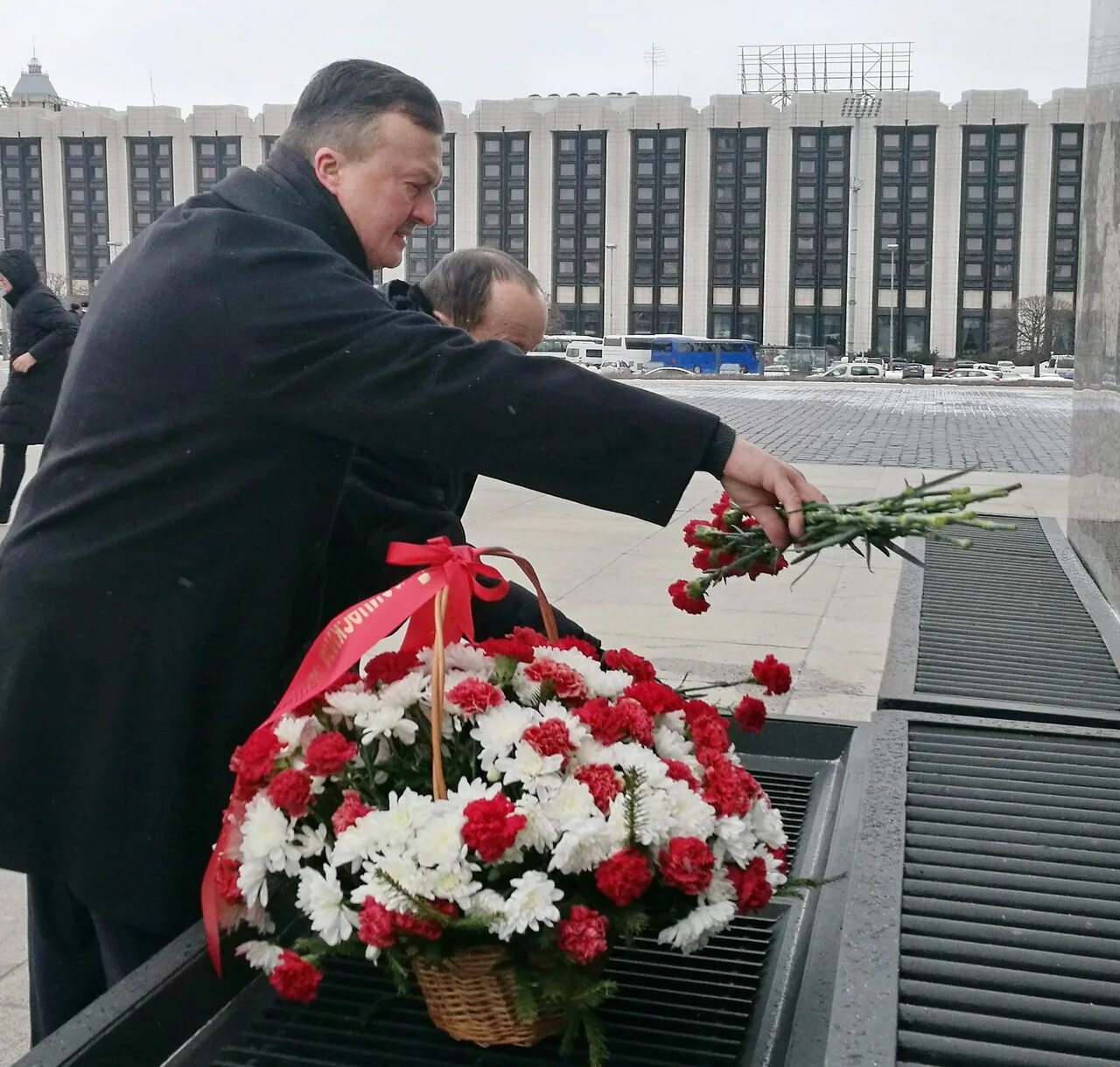 Возложение цветов. День Победы Санкт Петербург. С днем Победы. Где можно возложить цветы в спб