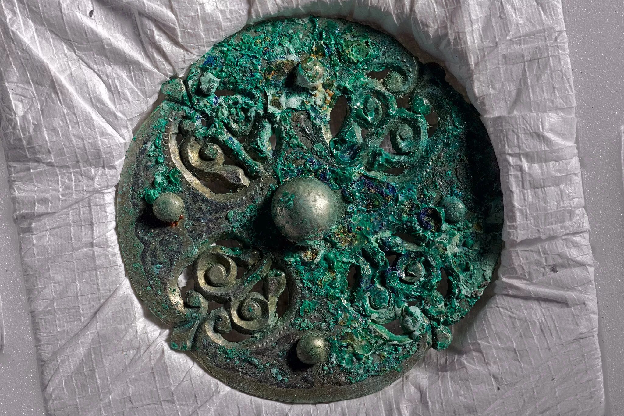 готика артефакты древности. греческий антикитерский механизм. фибулы кельтов скандинавия. глаз уаджет египетский браслет. хаходки золота древнего египта.