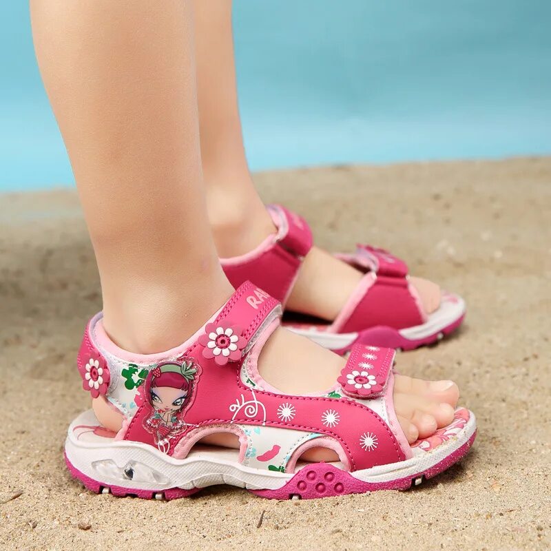 Летние босоножки для девочек. Сандали пляжные для девочек. Детские сандалии на ноге. Летняя обувь для детей.