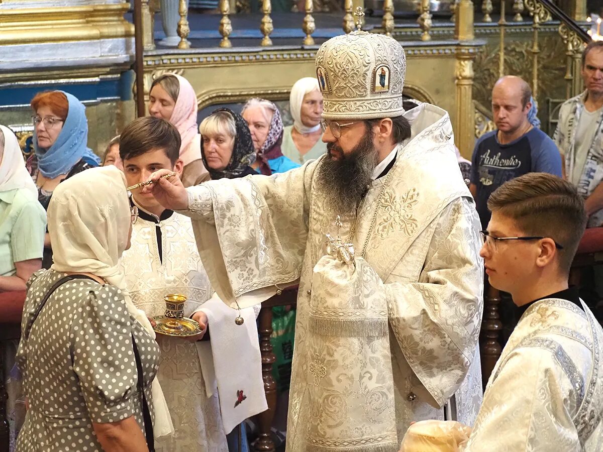 Освящение яблок на преображение. Преображение господне. Патриарх кирилл преображение господне соловки. Преображение господне 6 августа. Служба преображения.