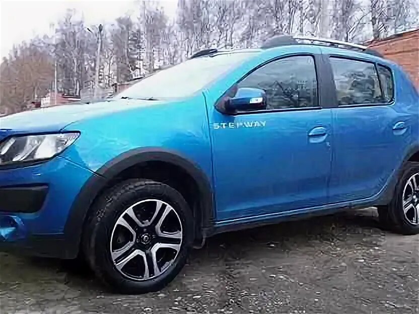 Колпаки логан степвей. Renault Logan Stepway колпаки r16. Колпаки на Рено Логан степвей r16. Dacia Sandero колеса. Рено Логан степвей с черными колпаками.