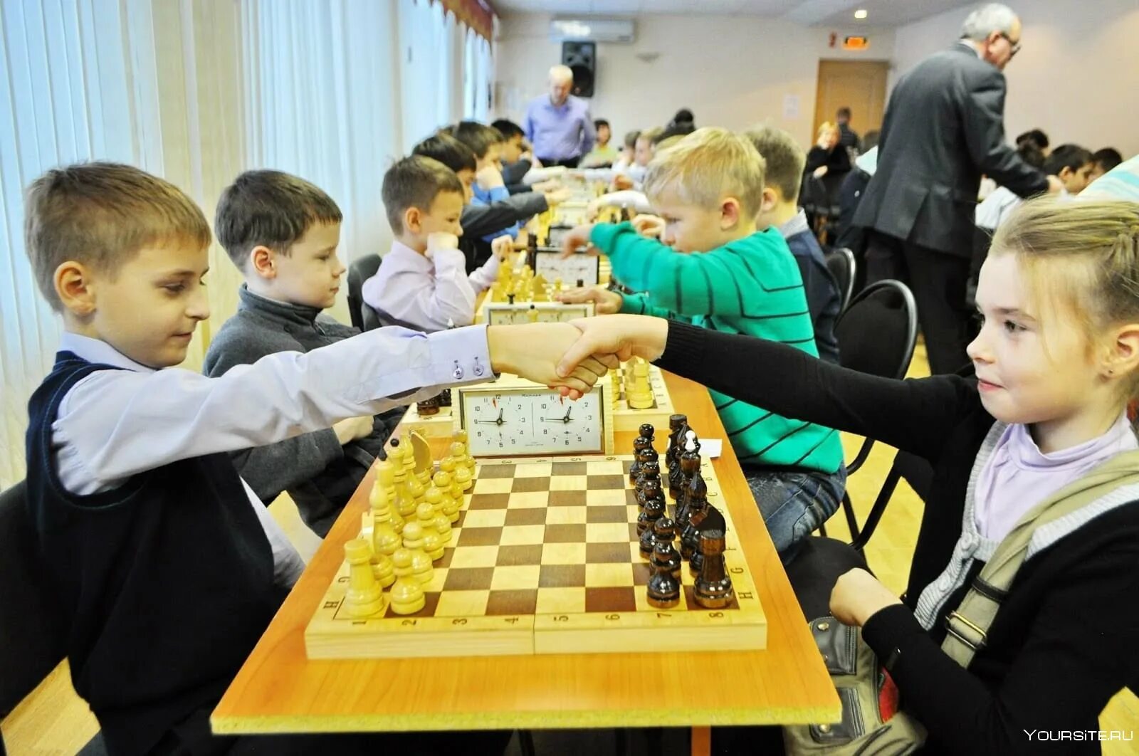 Соревнования по шахматам. Шахматный турнир между. Турнир по шахматам в городе. Шахматный турнир между. Шахматный турнир между.