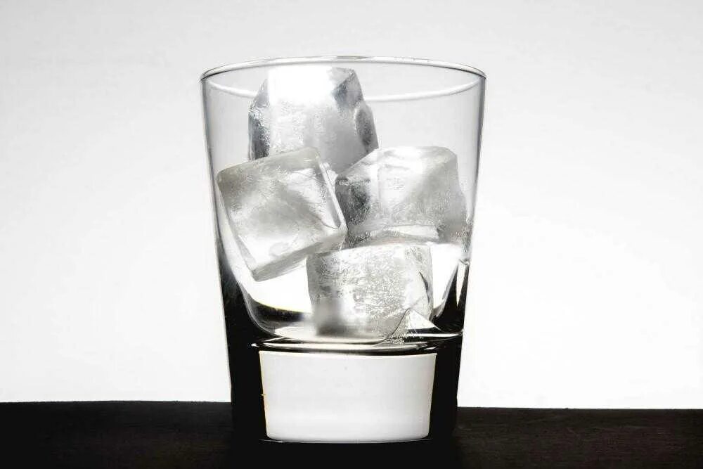 Кубики льда в стакане. Лед в стакане. Бокал со льдом. Дед со стаканом. В воду лед делаем