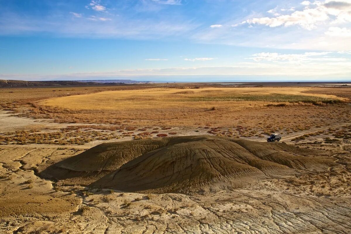Котловина впадина. Впадина Карагие. Впадина Каракия. Карагие Каракольский заказник. Бугры, дюны, котловины выдувания
