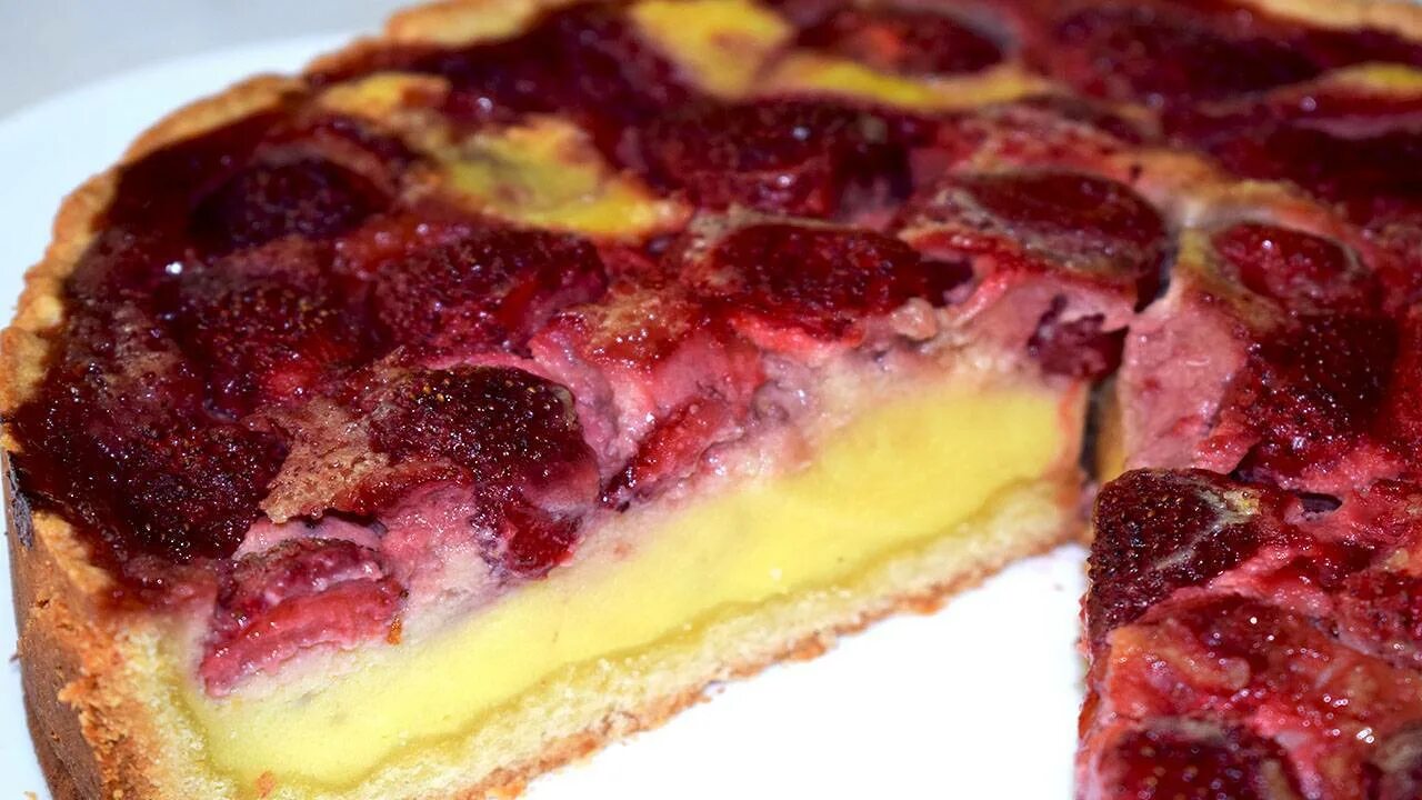 Пирог со сметаной и клубникой. Заливной пирог с клубникой замороженной. Пирог с киви и клубникой. Как украсить шарлотку клубникой. Пирог со сметаной и клубникой.