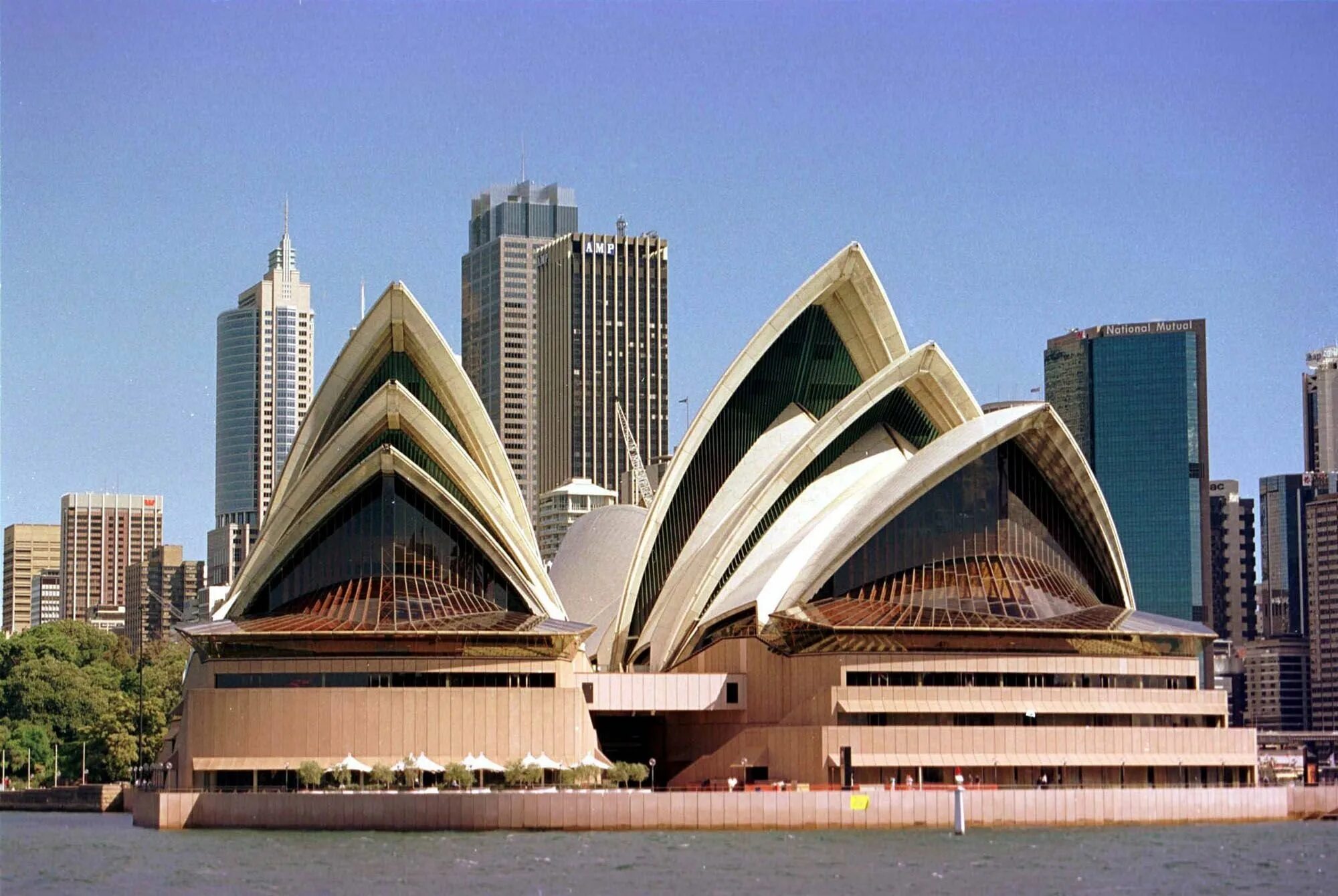 Всемирно известные здания. Сиднейский оперный театр Австралия. Сиднейский оперный театр архитектура. Оперный театр в Сиднее Утцон. Оперный театр в Сиднее Архитектор.