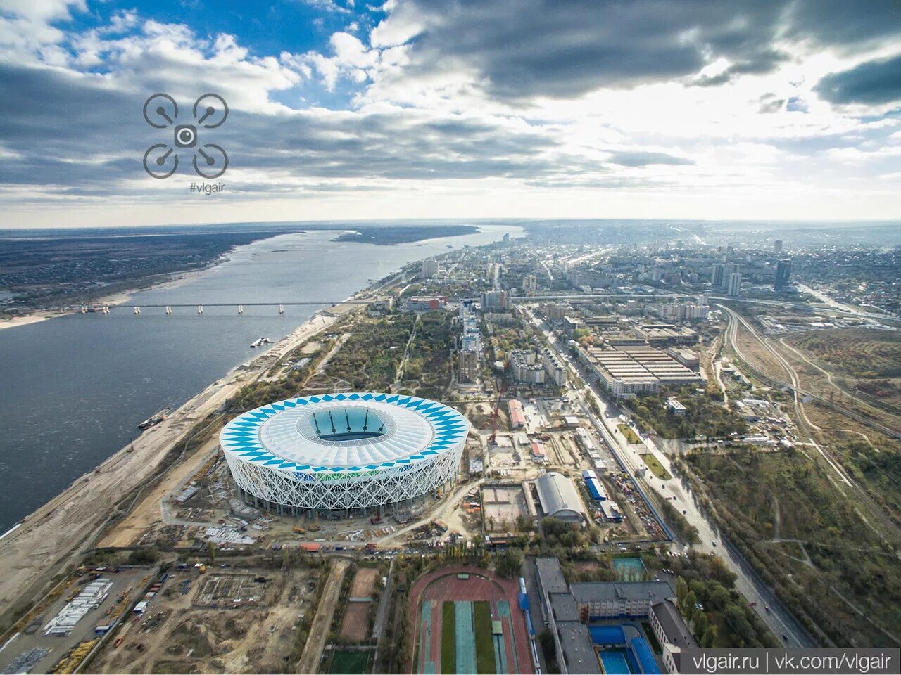 Кубинская волгоград. Волгоград Арена. Набережная у арены Волгоград. Станция Центральный стадион Волгоград. Стадион Арена набережная Волгограде.