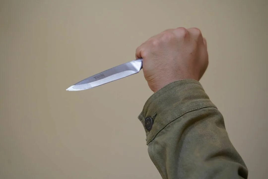 Ножевое дело. Рука держит нож.