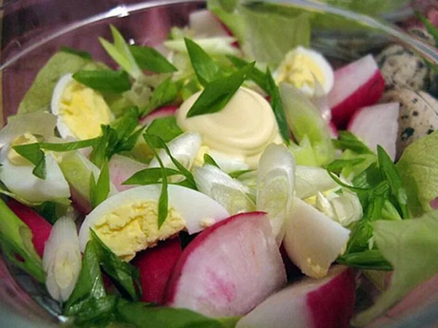 Вкусный рецепт салата из редиски. Салат с редисом и огурцом и яйцом. Салат с редисом и яйцом. Салат весенний. Весенний салат из редиса.