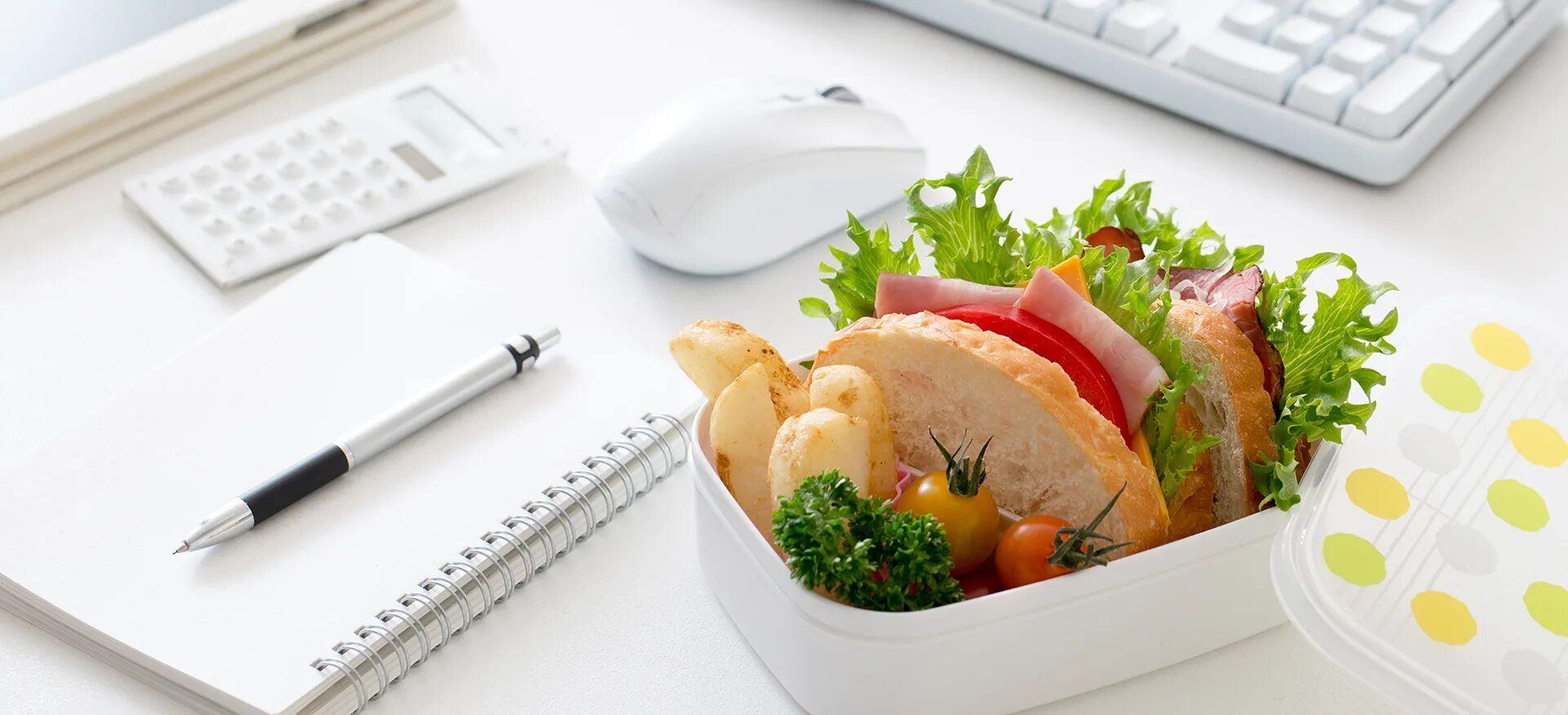 Общепит. Люди в столовой. Деловая встреча фуршет. Питание в офисе. Деловой обед.