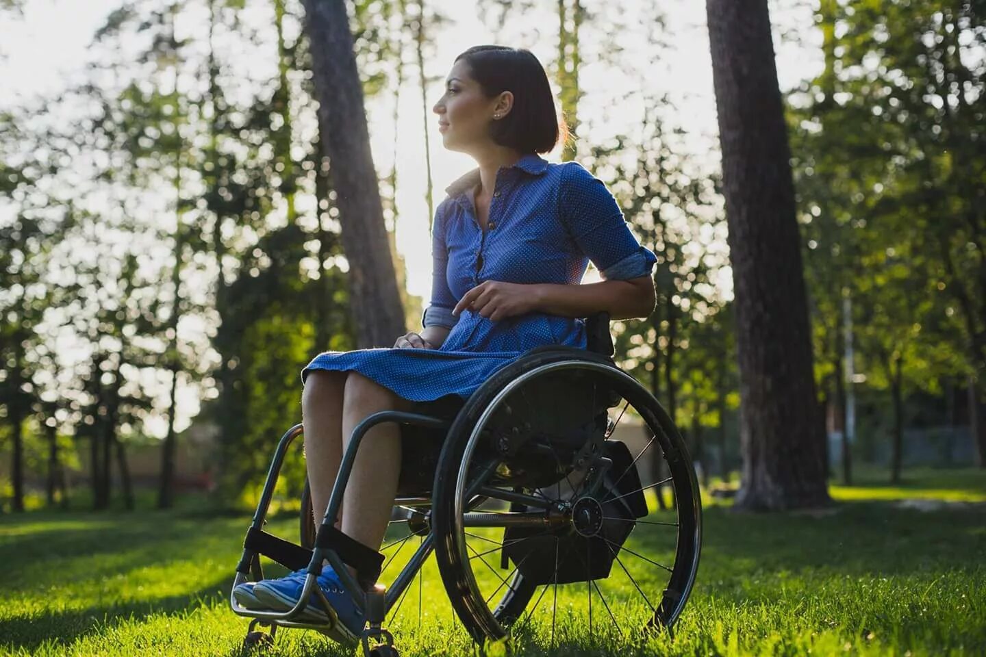 Инвалид и инвалид с детства разница. Инвалиды. Девочка в инвалидной коляске. Люди с ограниченными возможностями. Девушки с ограниченными возможностями.