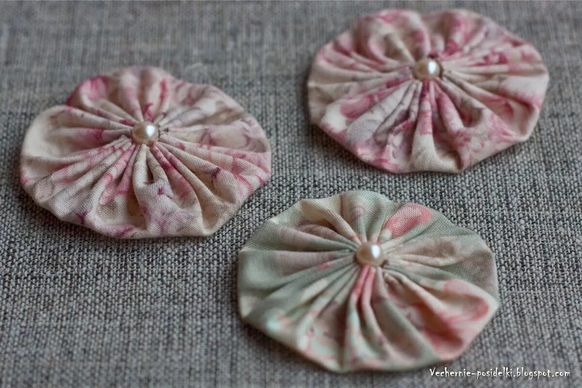 Техники цветов из ткани. Цветочки из ткани. Цветы из остатков ткани. Цветок из полоски ткани. Цветок из кружочков ткани.