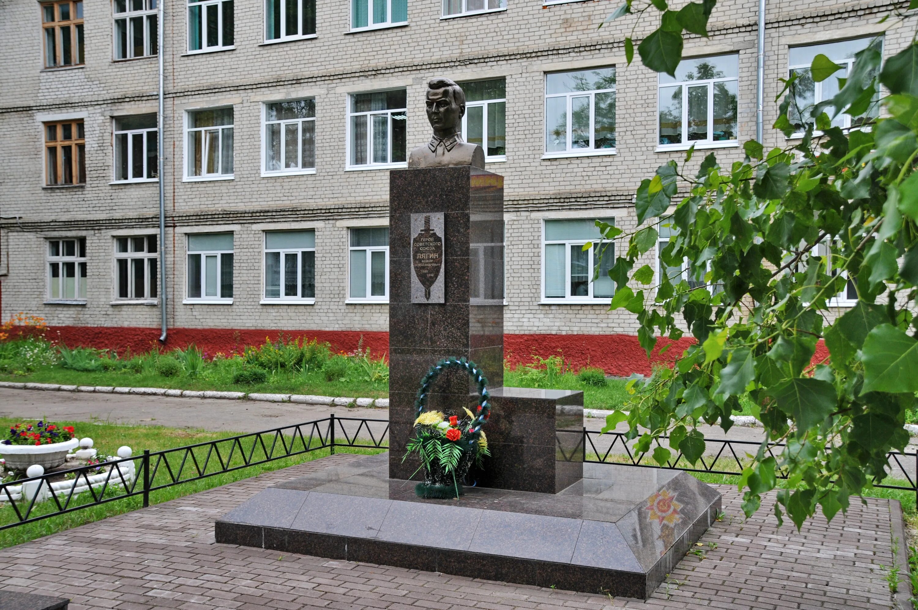 Сош 1 брянск. Школа №1 брянск. Сош 1 брянск. Школа 1 почеп брянская область. 1 школа советский брянск.