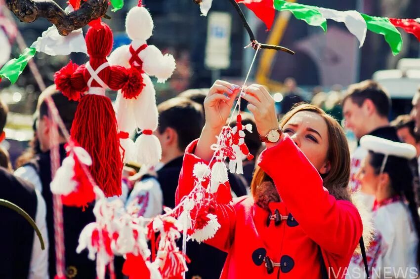 честита баба марта болгария праздник. баба марта болгарский праздник. мартеница болгария. баба марта праздник в болгарии поздравления. праздник бабы марты.