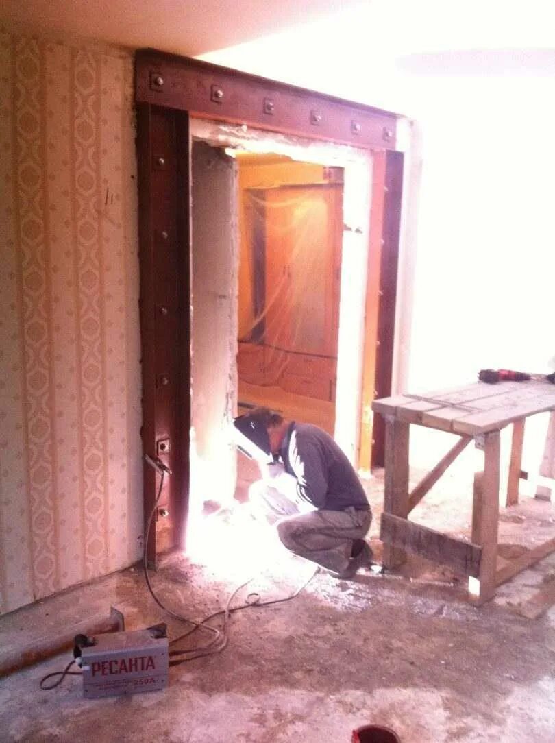 Пробить дверной проем. Проем в несущей стене. расширение дверного проема. расширение проема в панельном доме. дверной проем в панельном доме.