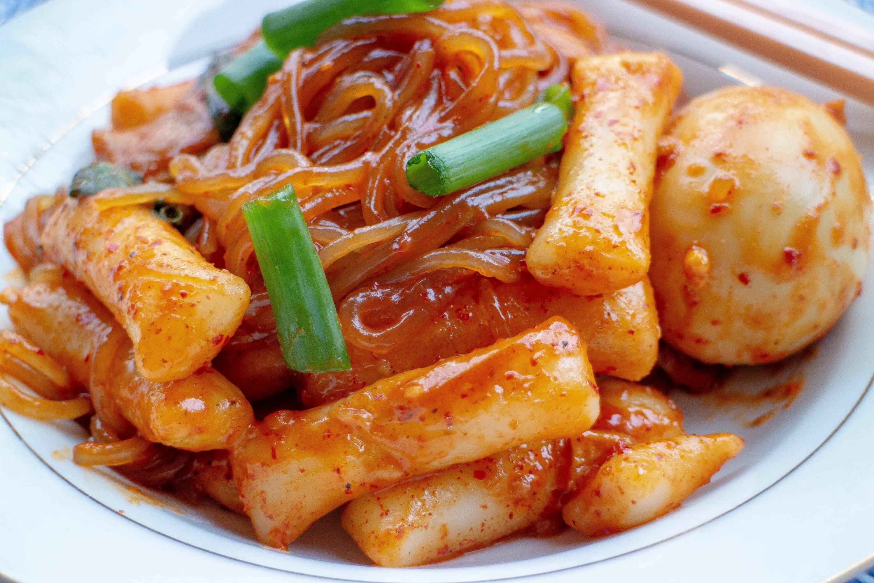 Токпокки что это. Tteokbokki. Токпокки кимчи. Токпокки корейское. Tteokbokki: korean Rice Noodles..