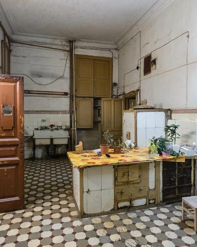Коммуналки без посредников. Кухня в коммуналке. Старая кухня. Кухня в старой квартире. Квартира коммуналка.