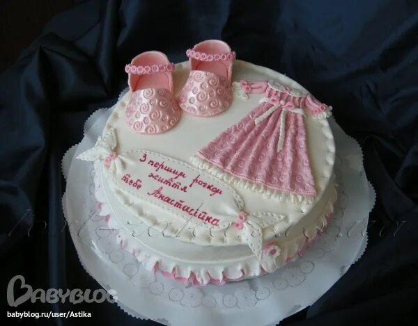 Украшение торта для девочки. Торт на год девочке. Тортик для принцессы. Торт на выписку для девочки. Надпись на торте на рождение девочки.