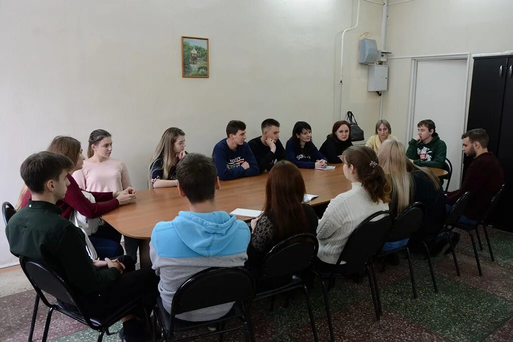 адвокат долгих. юристы обсудили. люди на совещании. юридические партнеры. адвокат и клиент.