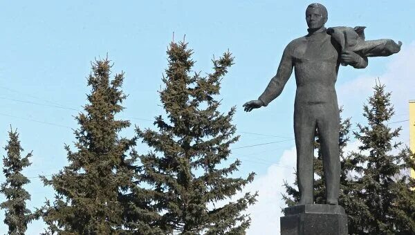 Памятник Гагарину в городе Гагарин. Памятники города Гагарин Смоленской области. Г Гагарин Смоленской области памятник Гагарину. Памятники в городе Гагарин Смоленской. Г гагарин памятники