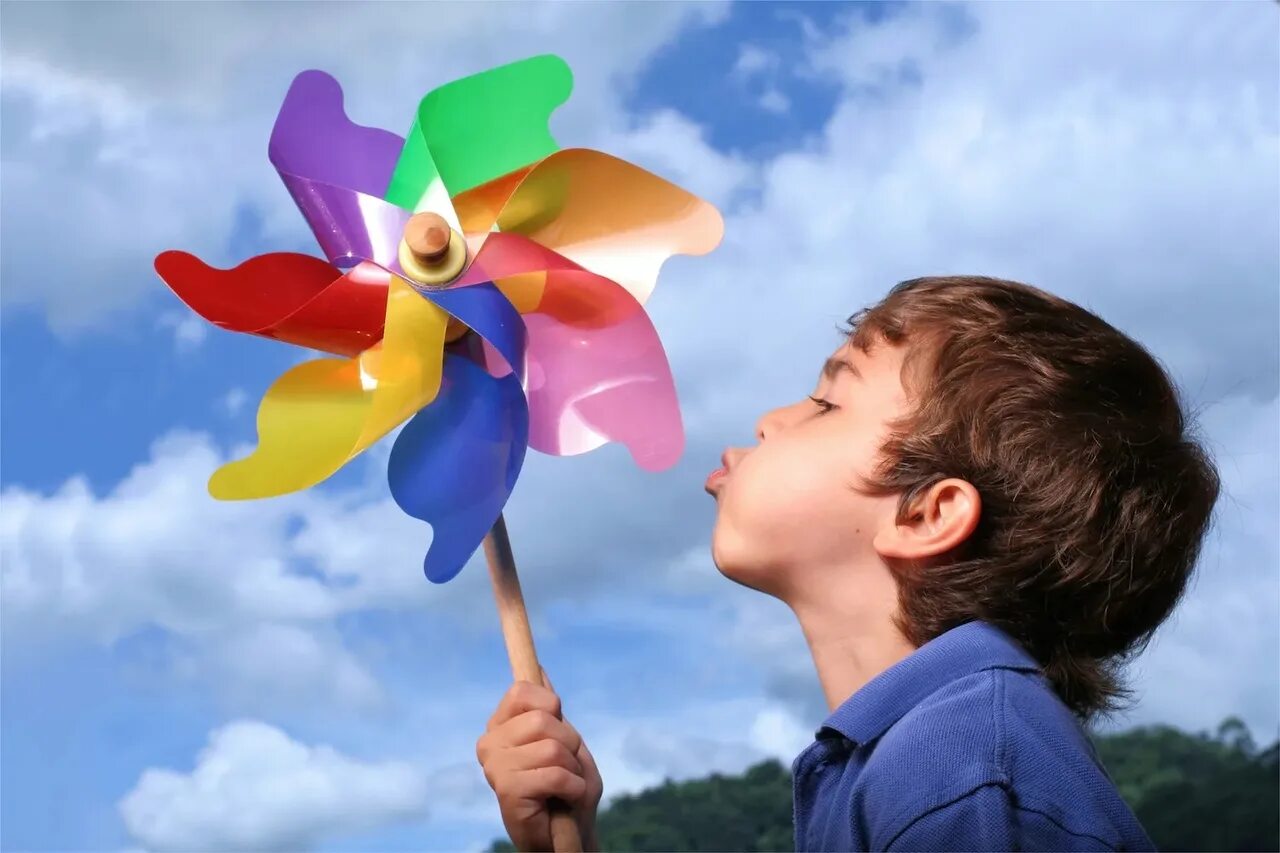 Ветров день рождения. Вертушки для детей. Ветряные вертушки. Дуть на вертушку. Ветрячки для детей.