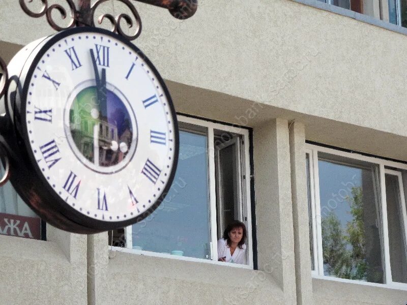 Саратов какой час. Часы на зданиях в Саратове. Здание с часами в Саратове. Саратов часы стрелки. Саратов часы на здании проспект.