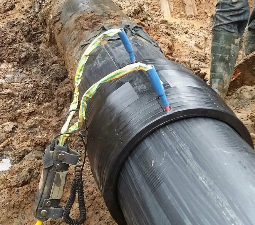 Открытая прокладка полиэтиленовых труб. Магистральная труба водоснабжения. Наружные сети водопровода. Укладка пэ труб. Укладка пэ труб.