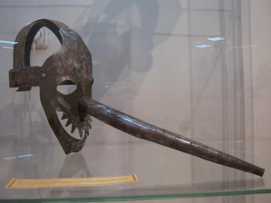 пыточные маски средневековья. железная маска позора средневековье. маска для пыток. орудия пыток средневековья груша. маска для пыток.