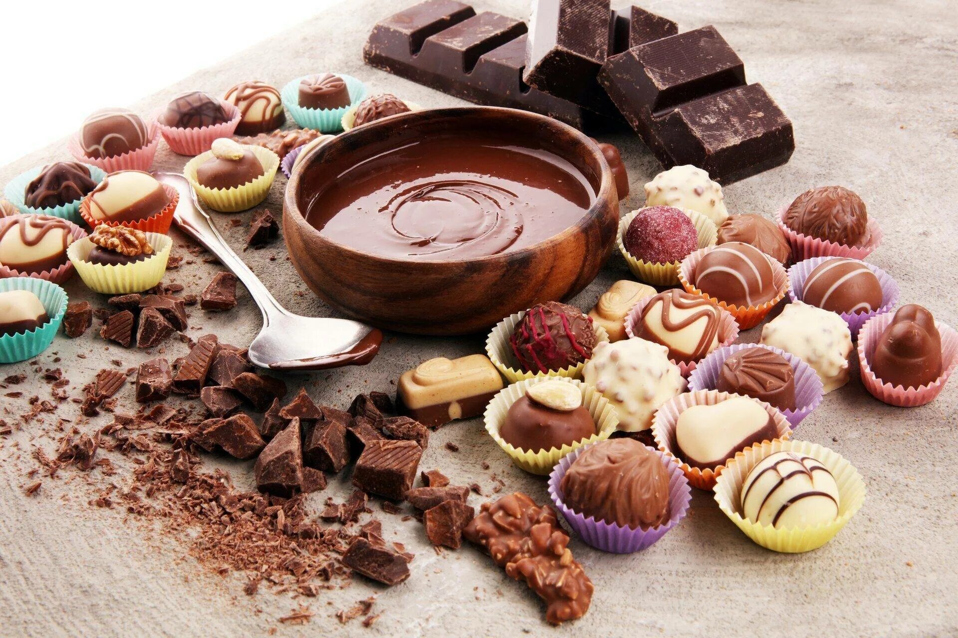 Шоколад в формах в домашних условиях. Шоколад пралине. Конфеты шоколад. Шоколадные конфеты пралине. Сладости из шоколада.