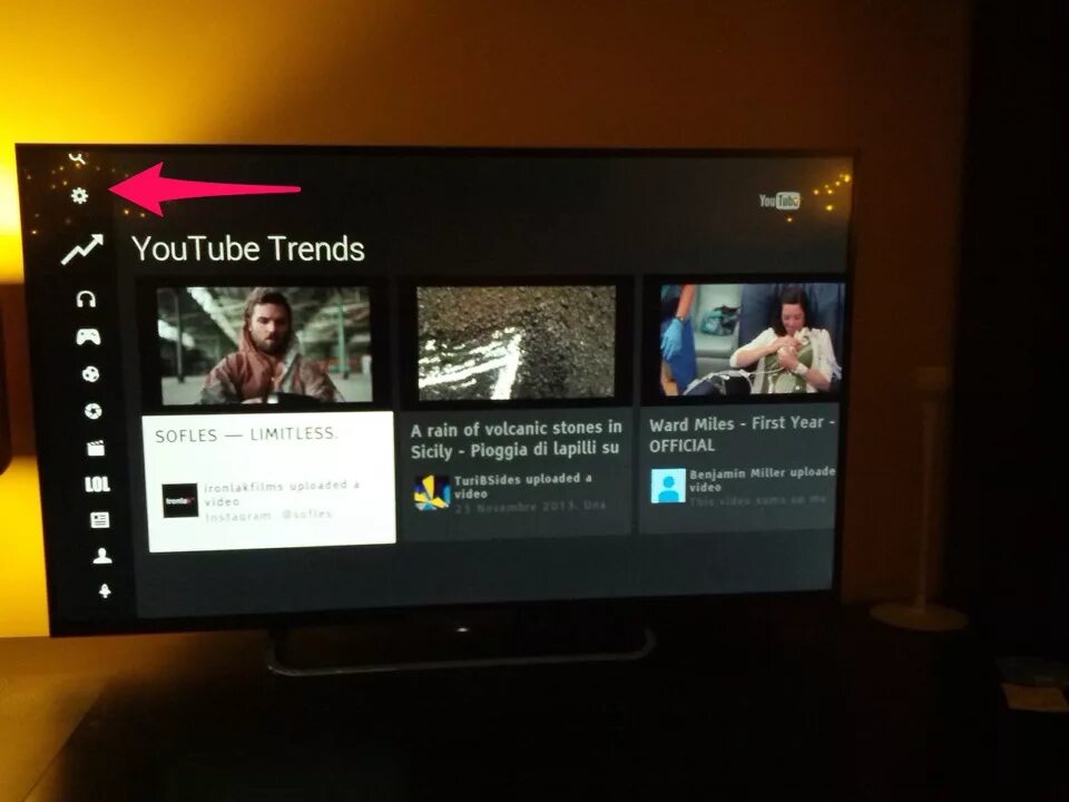 Почему ютуб не на весь экран. Youtube на смарт ТВ. Смарт телевизор с ютубом. Ютуб канал на телевизоре. Телевизор экрана ютуб.