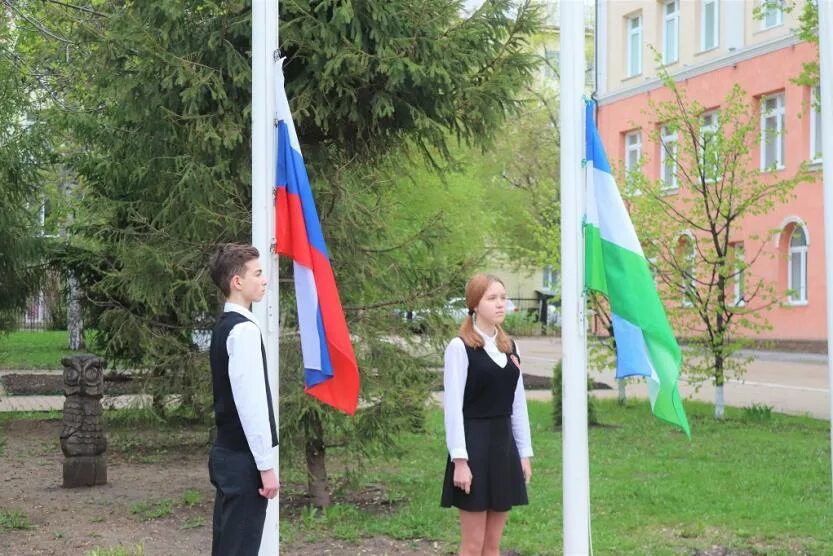 Дети поднимают флаг. Поднятие государственного флага в школе. подъем флага в школе. подъем государственного флага в школе. торжественная линейка поднятия флага.