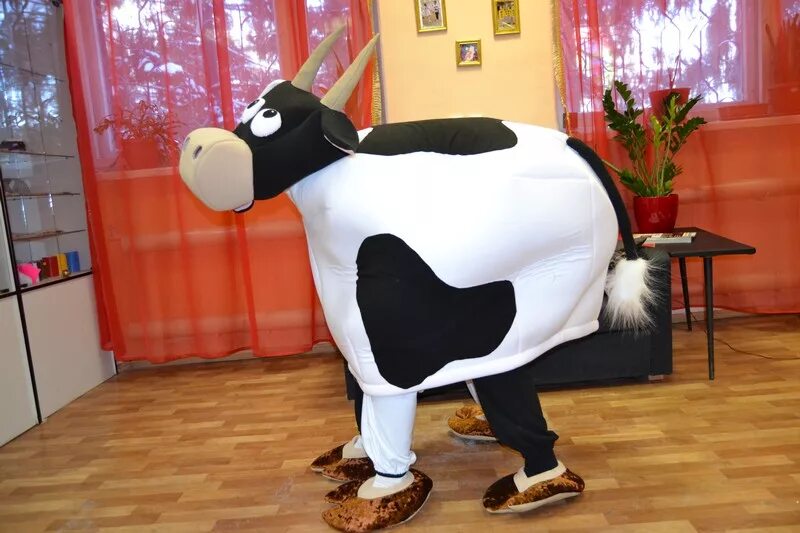 картонная корова. поделка корова своими руками. корова из фанеры. сделать большую корову. поделка корова.