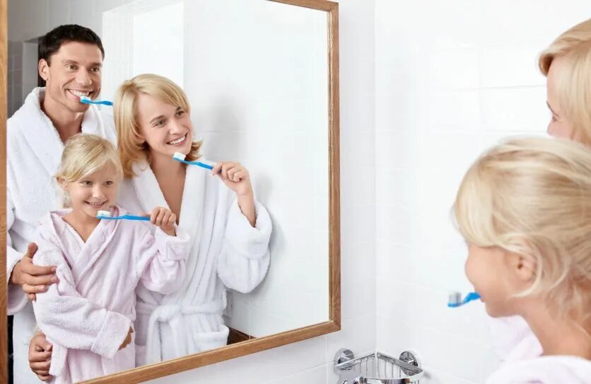 Семья чистит зубы. Семья Bathroom. Семья в ванной чистят зубы. Чистка зубов в ванной. Папа мама дочка в ванной