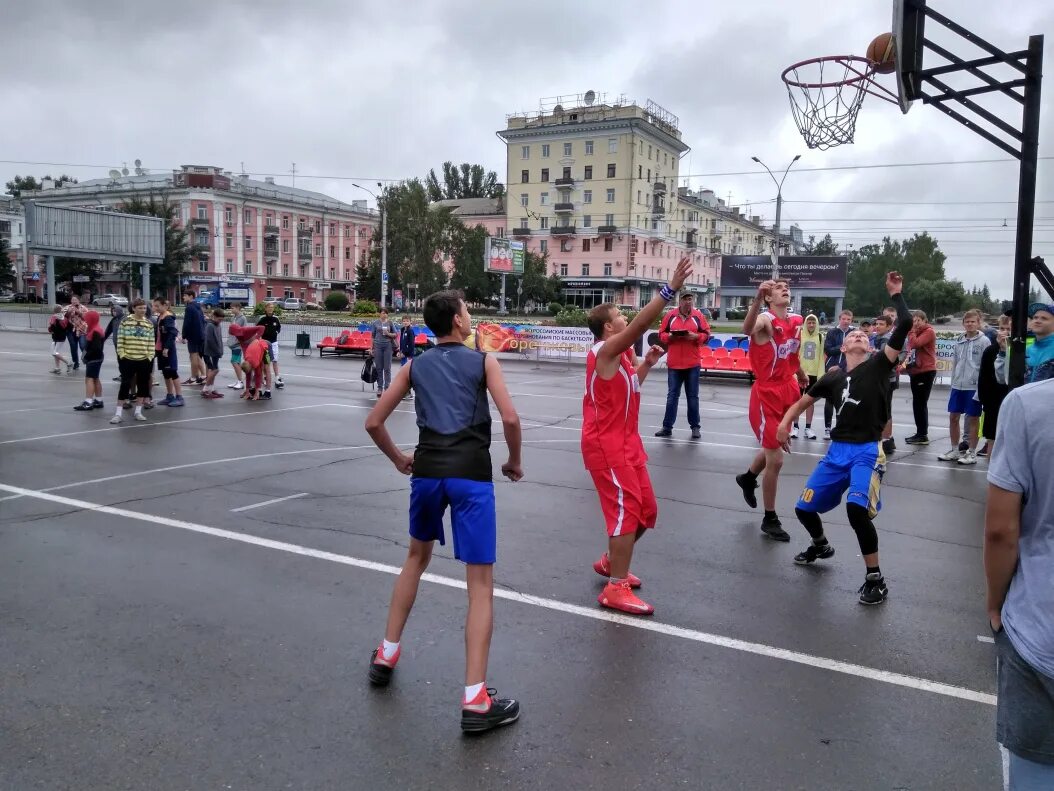 Соревнования по баскетболу. Уличные соревнования. Город спорта. Оранжевый мяч. 1 мая барнаул