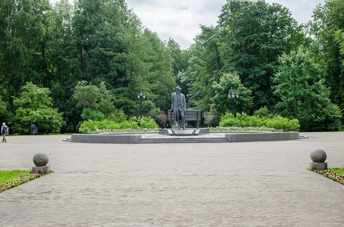 Кремлевский парк Великий Новгород. Кремлевский парк Великий Новгород памятник Рахманинову. Памятник Сергею Рахманинову (Великий Новгород). Памятник в Кремлевском парке Великий Новгород. Сайт парки великого