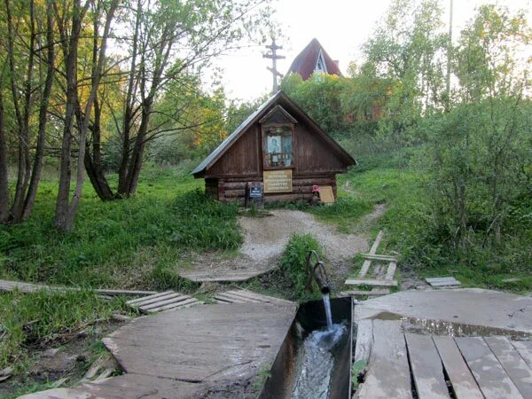 Родники д 2. Деревня Деденево Наро-Фоминский. Святой источник Пафнутия Боровского. Деденево Наро-Фоминский район Святой источник. Родник Наро Фоминский район.