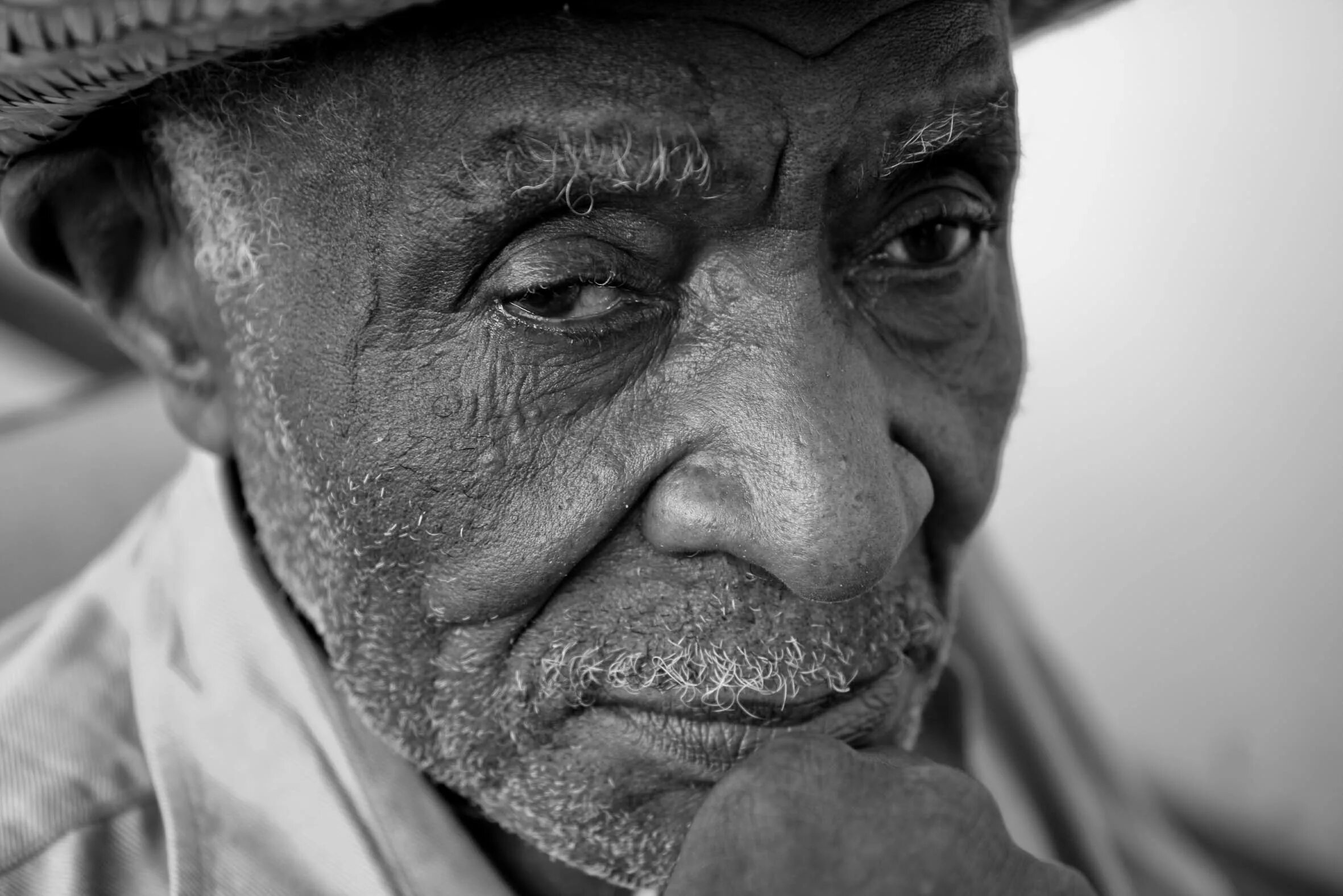 Старый белый мужчина. Фотографии людей. Старый мужчина. Старые портреты. Выразительные лица людей.