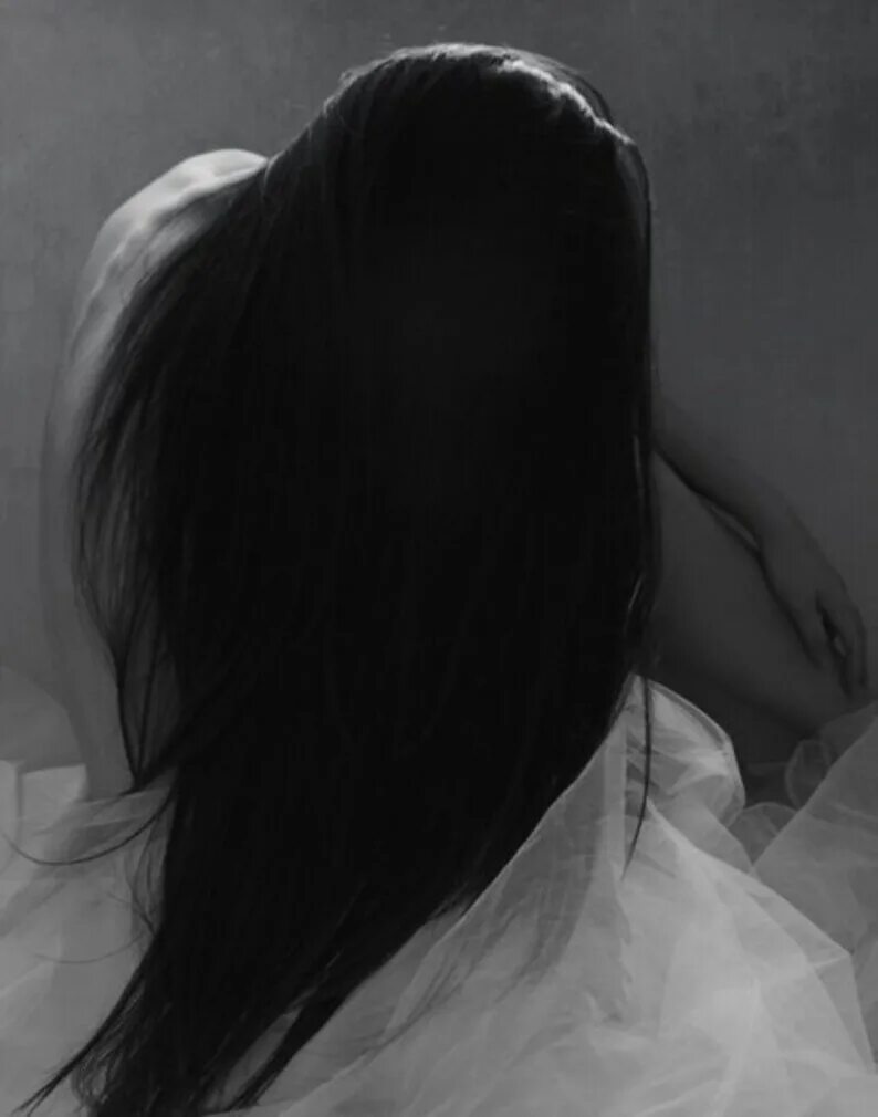 Девушка в тумане с черными волосами. Черные волосы в тени. Черно белые волосы. Картина чёрных волос. Длинные черные волосы во сне