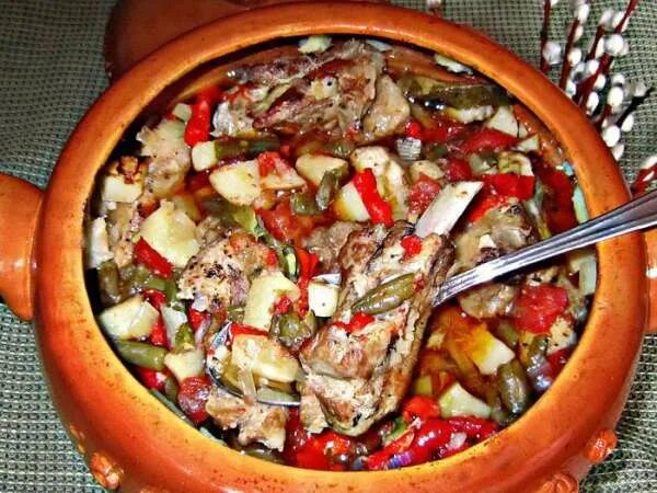 рёбрышки свиные в горшочке с картошкой. свиные ребра в горшочке. баранина в горшочке в духовке с картошкой. свинина с картошкой в горшочках. рёбрышки в горшочках с картошкой в духовке.