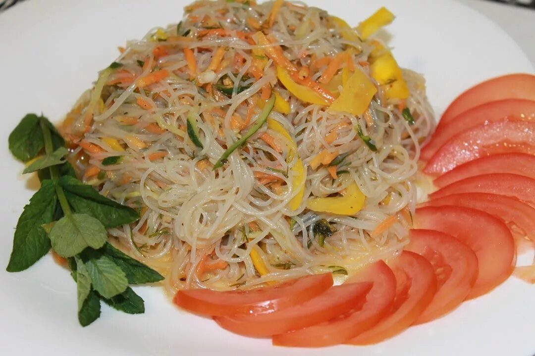Холодный салат с фунчозой. Салат с фунчозой и овощами. Фунчоза тайёрлаш. Салат фунчоза. Фунчоза эстетика.