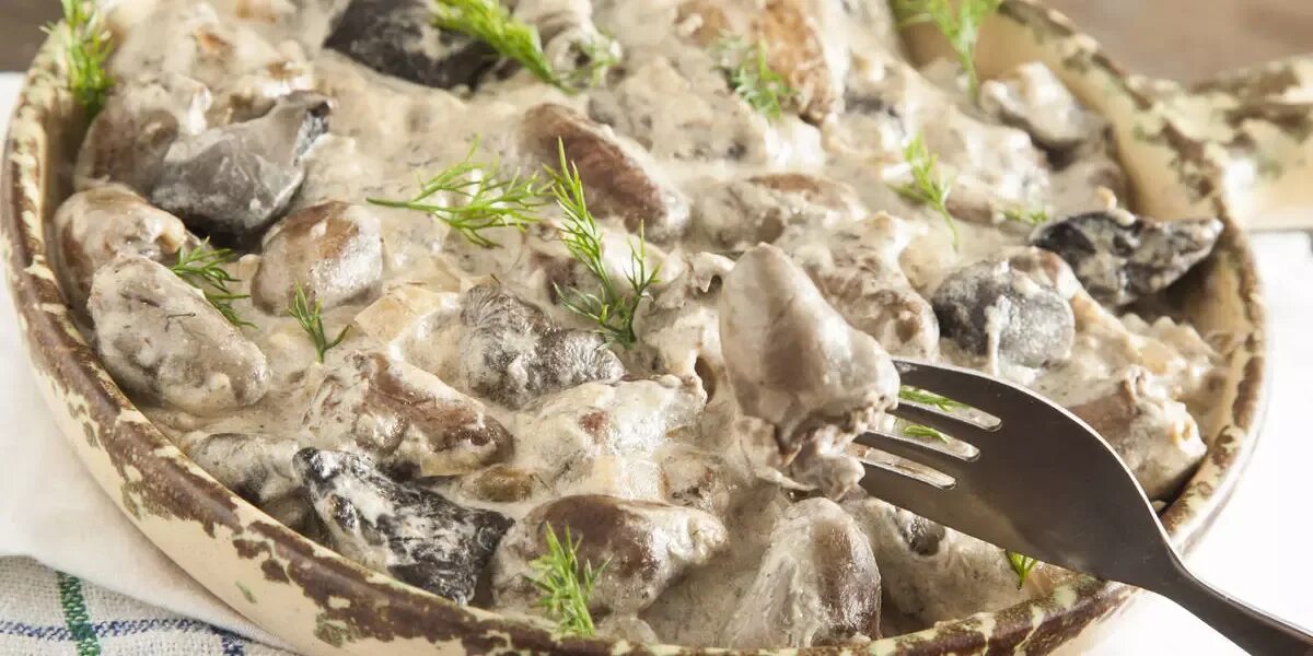 Рецепт куриных сердечек в сливочном соусе. Куриные сердечки в сметанном соусе. куриные сердечки тушеные в сметане. куриные потроха в сметанном соусе. куриные сердечки с грибами в сметане.