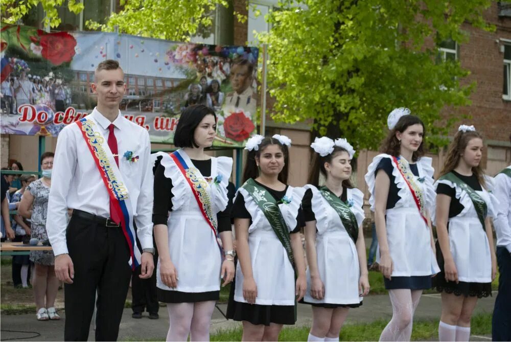 Выпускной школы 2021. Школа имени Гагарина Таганрог. Последний звонок 2021. Выпускники школы 2021 года последний звонок. Выпускной в школе 2021.