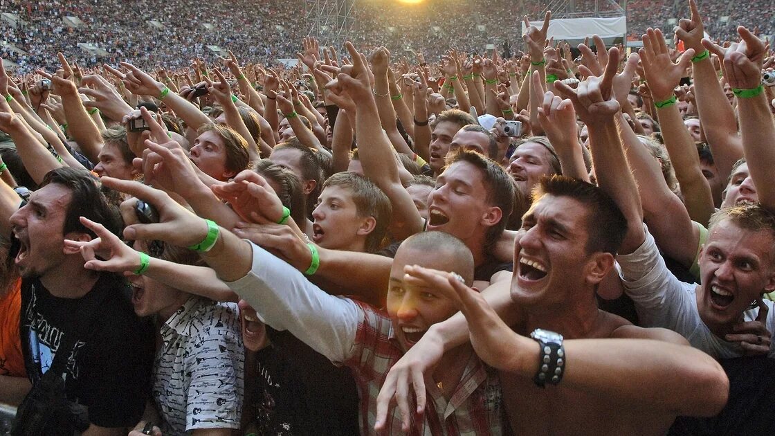 Metallica Лужники 2007. Толпа на концерте. Толпа на стадионе. Стадион с людьми. Люди на рок концерте