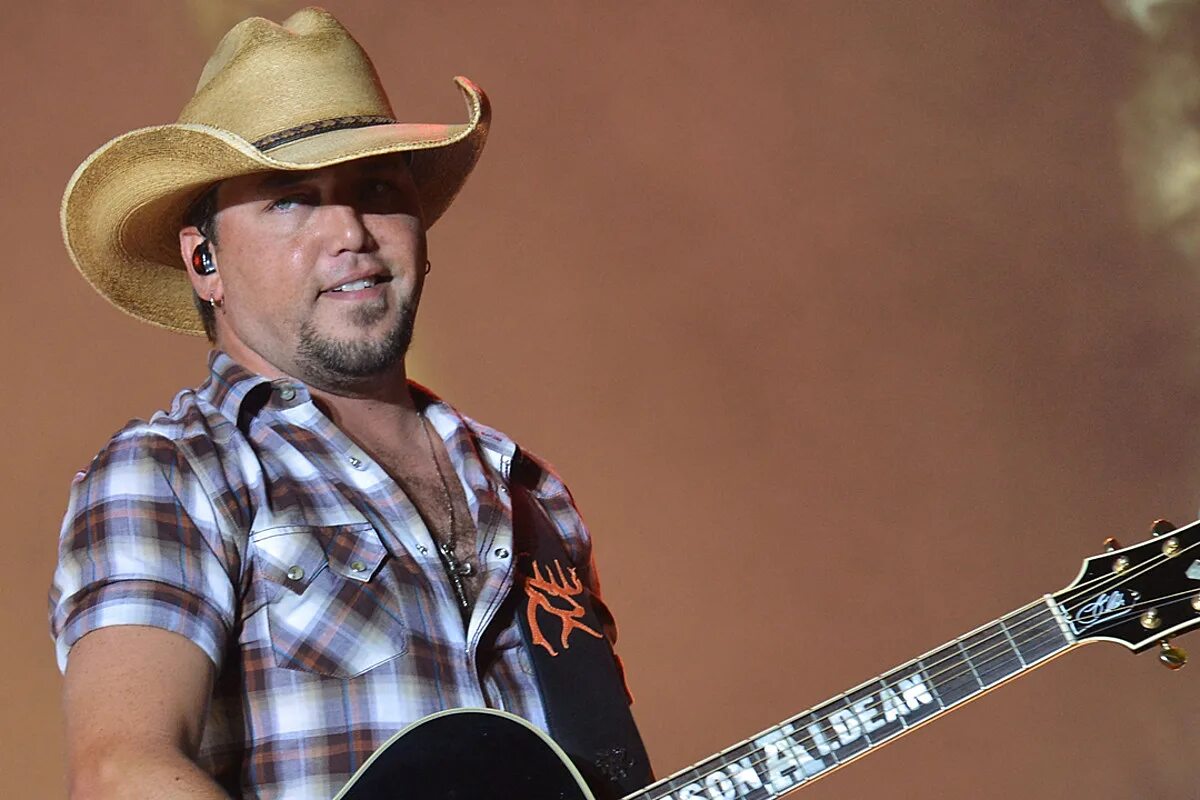 Кантри музыка качество. Jason Aldean. Джейсон Роджерс. Кантри исполнитель Джейсон Мейн. Кантри музыкант с длинными волосами.