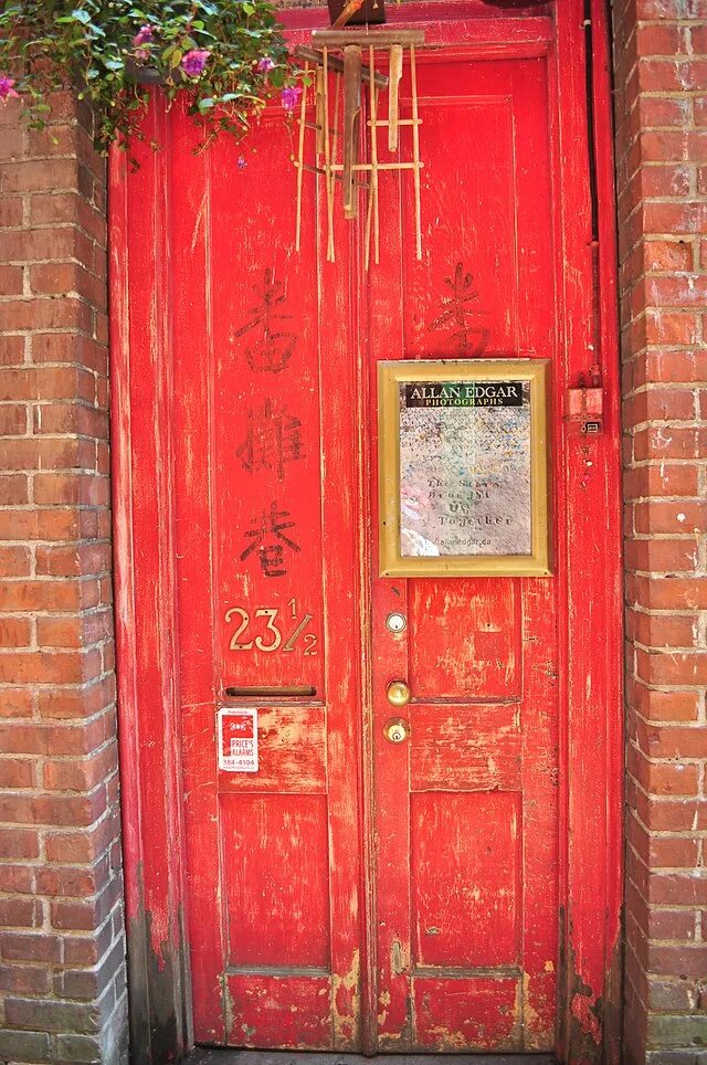 Красная китайская дверь. Входные двери в Японии. Япония красная дверь. Облезлая дверь.