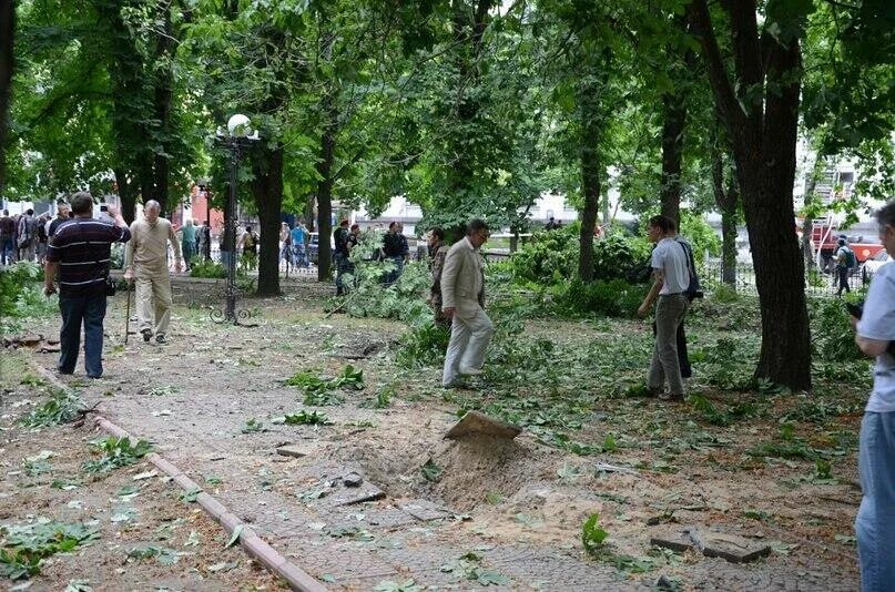 30 июня 2014. Луганская ОГА 2 июня 2014. Авиаудар Луганск 2.06.2014. Луганск администрация после авианалета. Обстрел Луганской ОГА 2 июня.