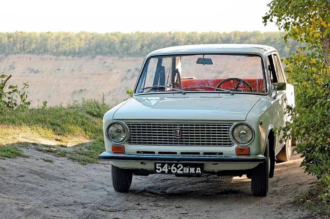 Родина жигулей. Копейка ВАЗ 2101. ВАЗ-21011 Жигули. Жигули ВАЗ 2101 белая. ВАЗ 2101 2101 белая белая.