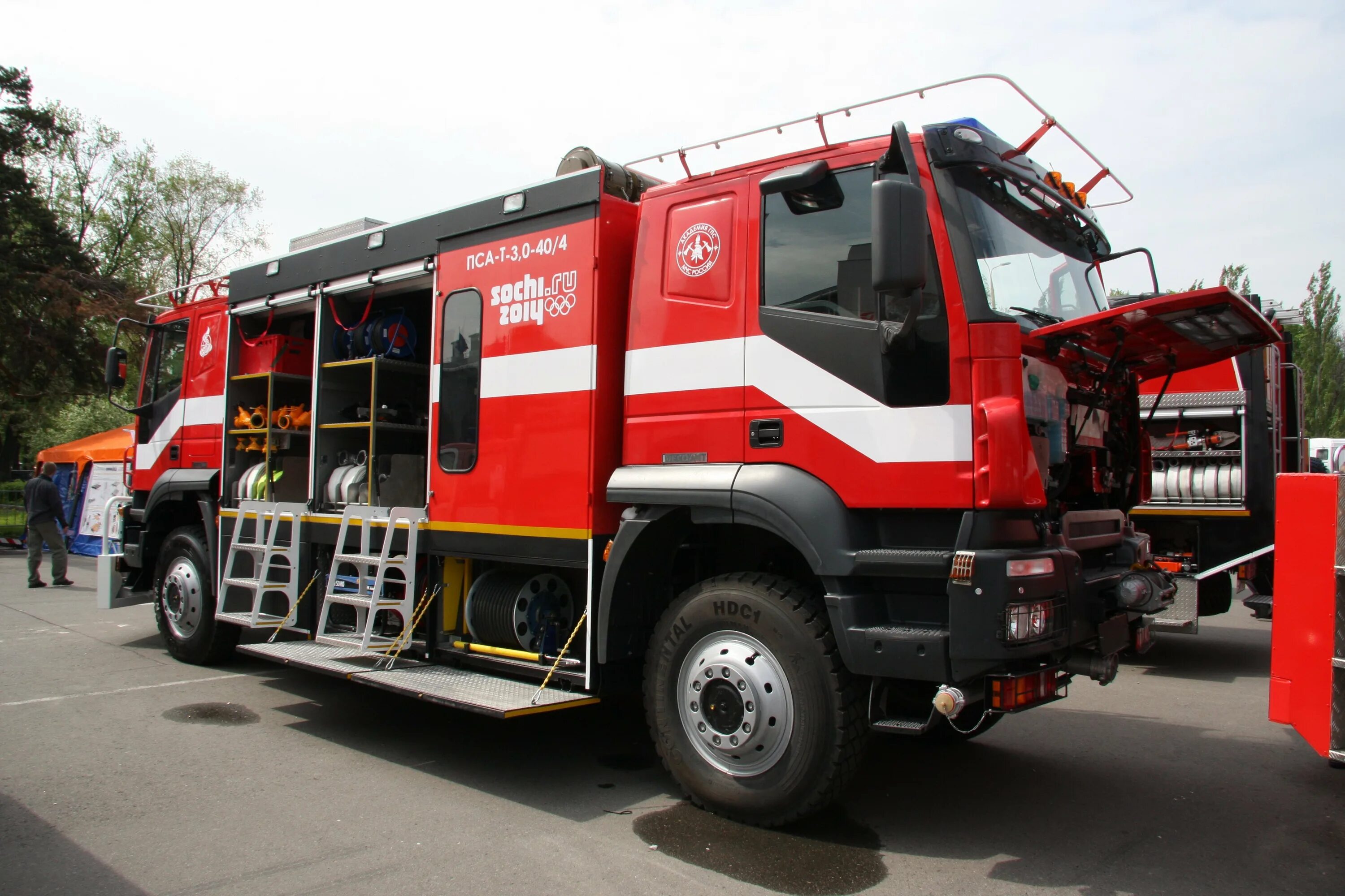 Пожарная машина Ивеко с двумя кабинами. Ивеко пожарно-спасательный автомобиль. Пожарный автомобиль Ивеко две кабины. Пожарная машина Ивеко АМТ 40 ВР.